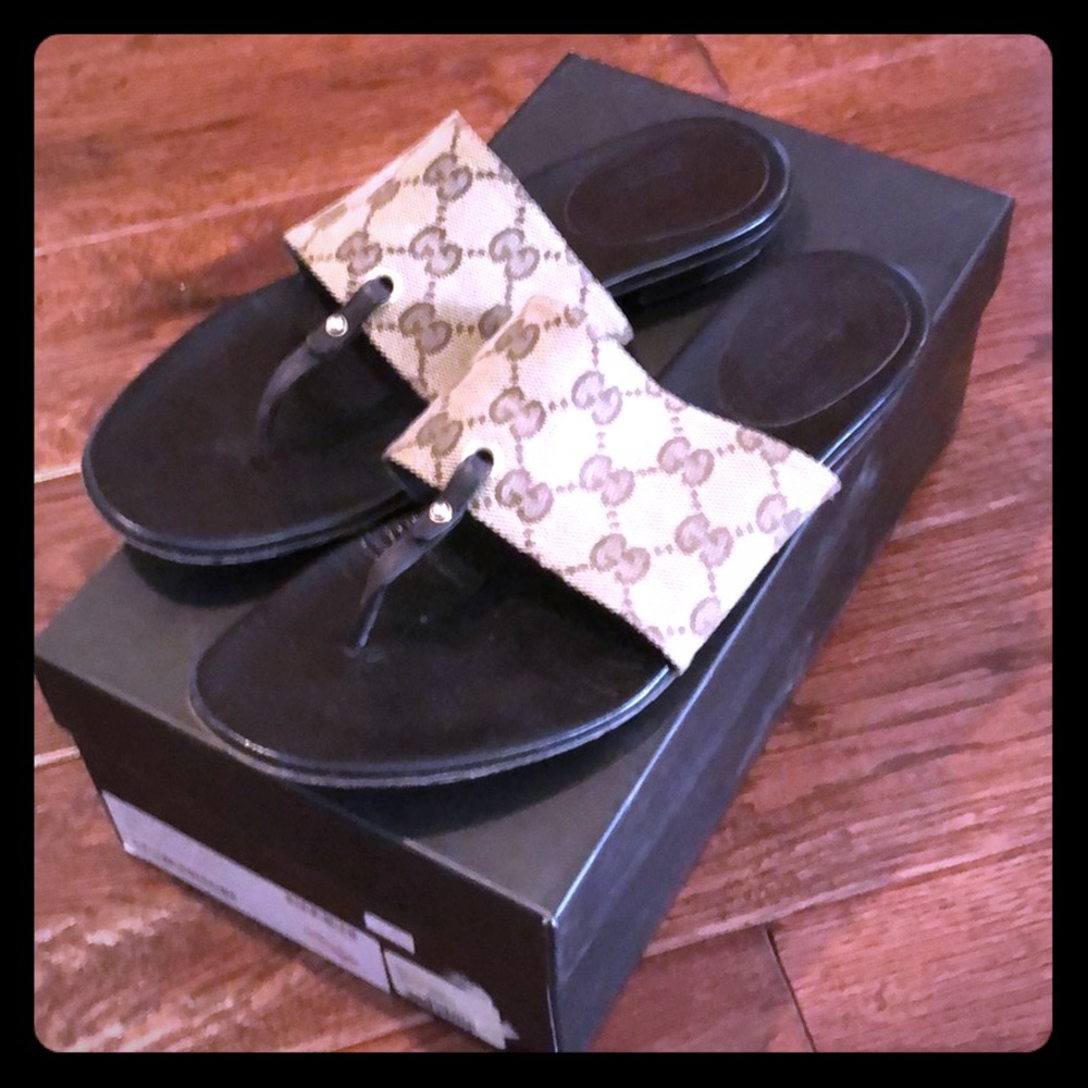 Gucci logo thong slides